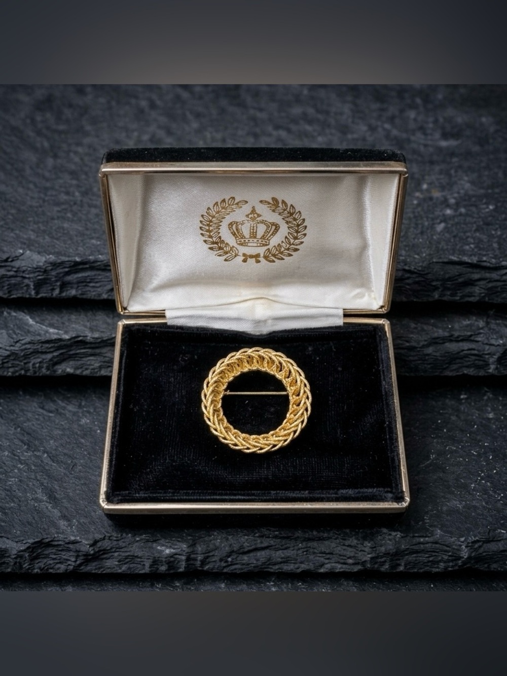 Vintage 70s Royal Highness Gold Tone Wreath Braided Rope Twist Brooch With Box